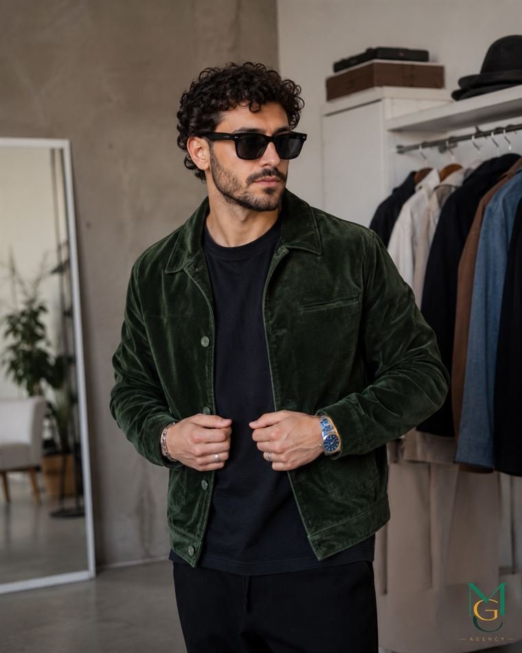 Créateur présentant une tenue dans un espace de vente.