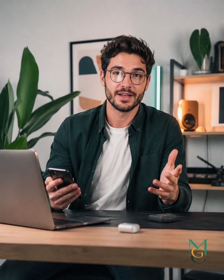 Créateur commentant une application depuis son poste de travail.